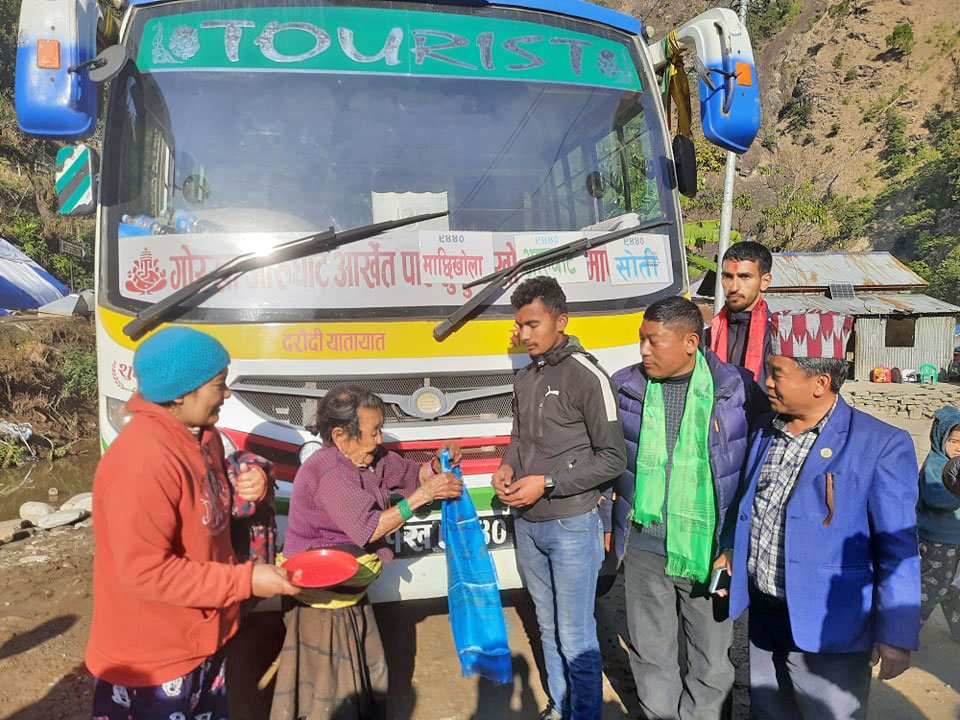 उत्तरी गोरखाको माछिखोलामा पुग्यो बस,स्थानीयवासीले गरे स्वागत