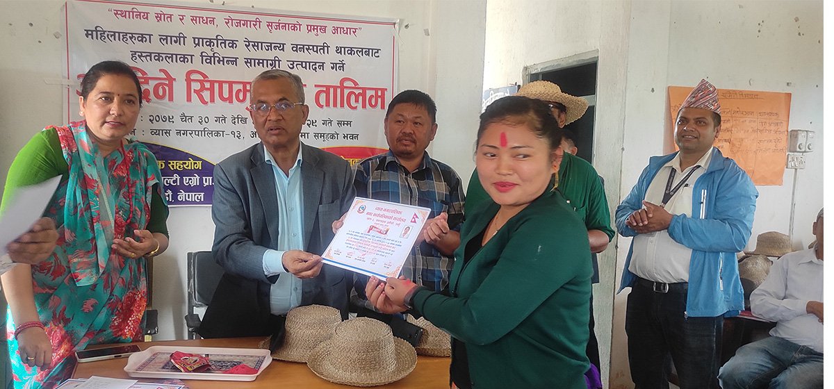 आठ महिने काखे बच्चा च्यापेर सीप सिक्नमा व्यस्त