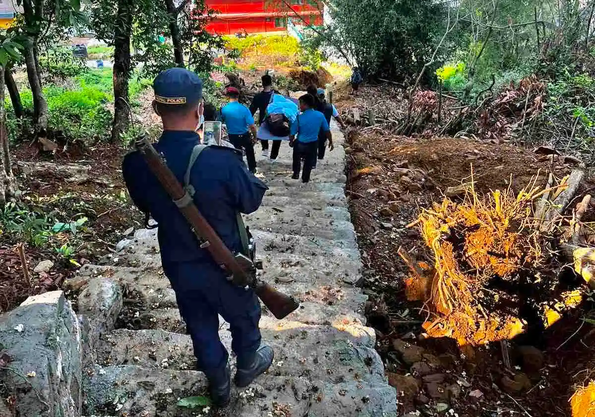 पोखरा महानगरपालिका वडा १८ गुफा डाँडामा अर्धचेत अवस्थामा रहेकी एक युवतीको उद्धार