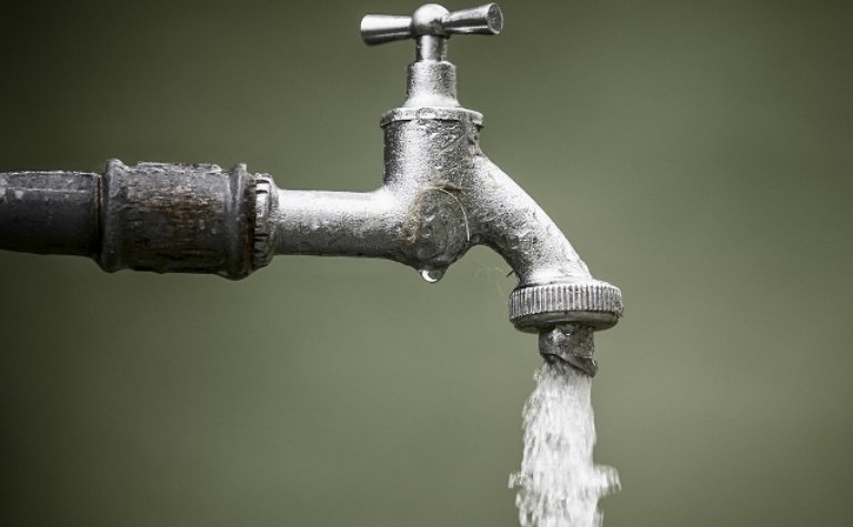 घर–घरमा धारा जडान ,धाराबाट पानी आएपछि खोलेस्बाङवासी दङ्ग