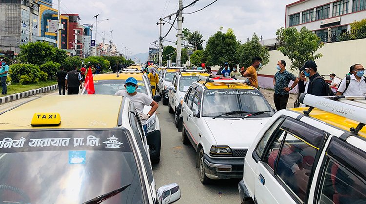 पार्किङ गर्न नदिएपछि ट्याक्सी व्यवयसायीहरु आन्दोलित