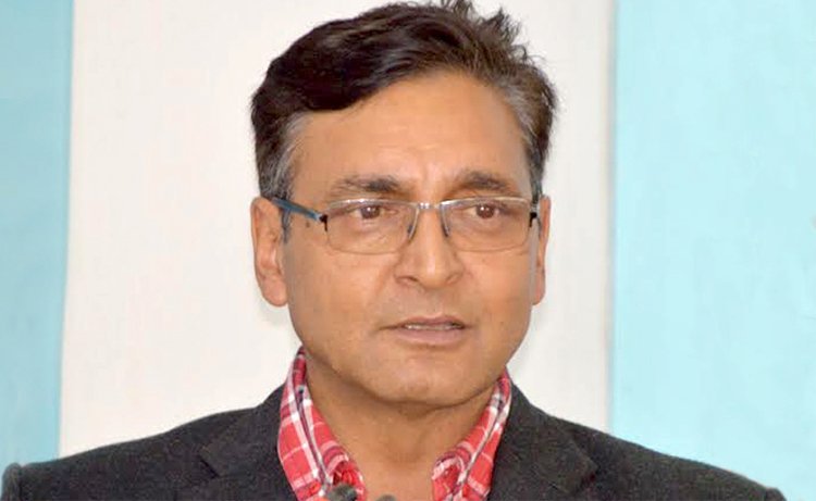 फरार भएका एमाले सचिव एवं सांसद टोपबहादुर रायमाझी लाई सरकारी वकिलको कार्यालयमा लगियाे