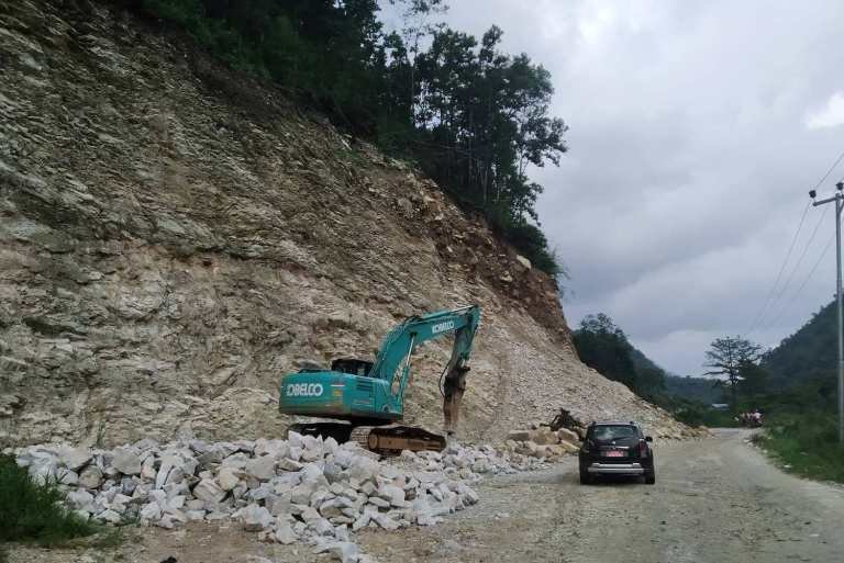 पाँच पटक म्याद थपिँदासमेत कालोपत्रेको काम नभएपछि मध्यपहाडी बागलुङ खण्डको ठेक्का रद्ध