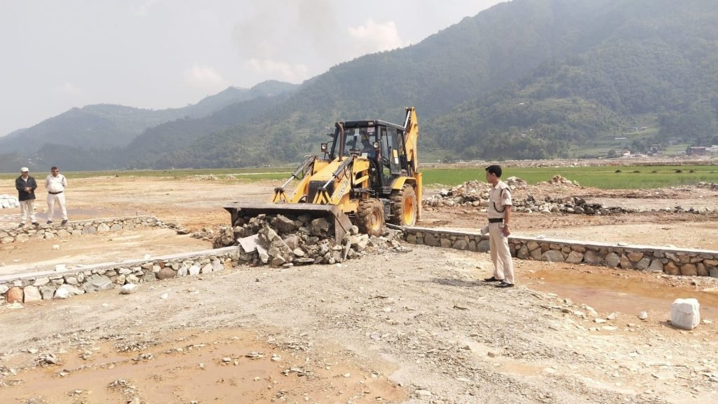 फेवा सिमसार क्षेत्रका अनधिकृत प्लटिङमा डोजर चल्यो