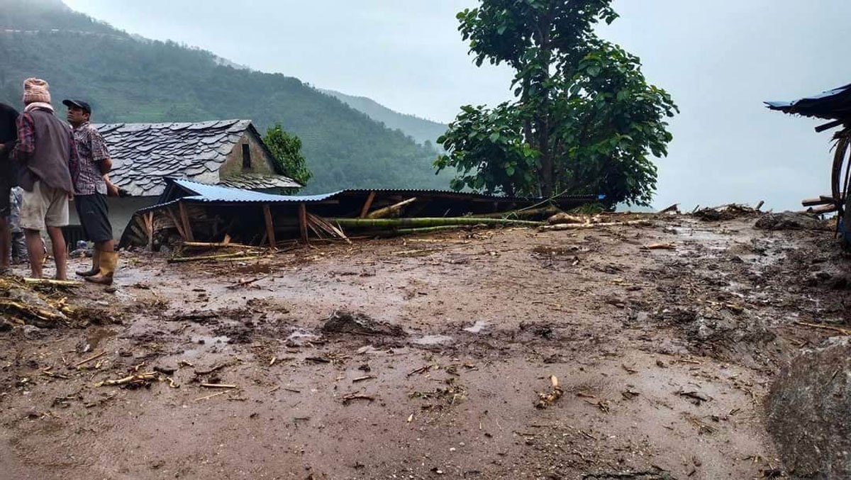 कास्कीमा पहिराले दुई परिवार विस्थापित, चार घर जोखिममा