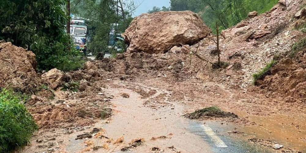 बाढी–पहिरोले ठाउँ ठाउँमा राजमार्ग अवरुद्ध
