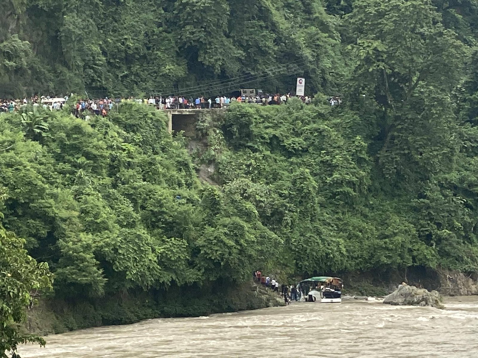त्रिशूली नदीमा बस खस्दा ८ जनाको मृत्यु