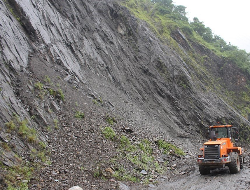 बेनी-जोमसोम सडकको गुइठेभिरमा निरन्तर पहिरो,सडक अवरुद्ध