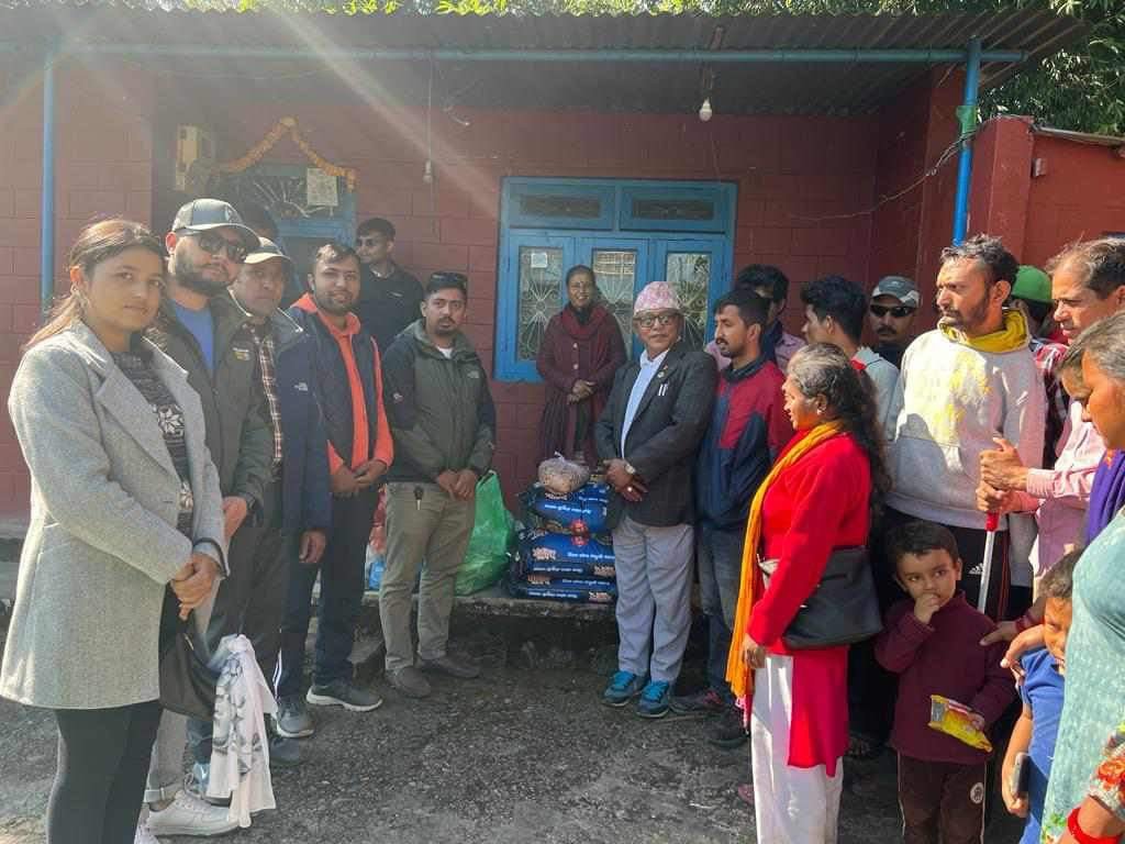 अनेरास्ववियु कास्कीद्वारा घोतघोतेका आगलागीपीडित दृष्टिविहीनलाई राहत सामग्री वितरण