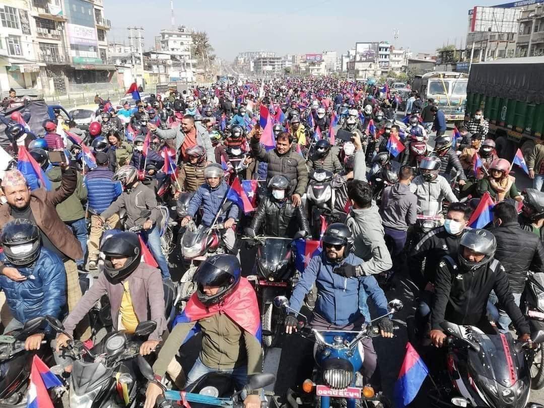 युवा संघ पर्वतले मध्यपहाड़ी लोकमार्गको यात्रामा रहेका केपी ओलीलाई ३ सय बाइकले स्कर्टीङ गर्ने