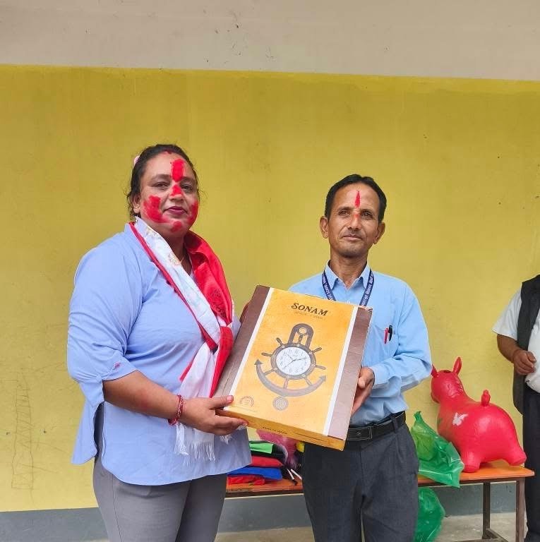जन्मदिनको अवसरमा शिक्षिका पराजुली द्वारा विद्यालयमा खेलकुद तथा शैक्षिक सामग्री सहयोग