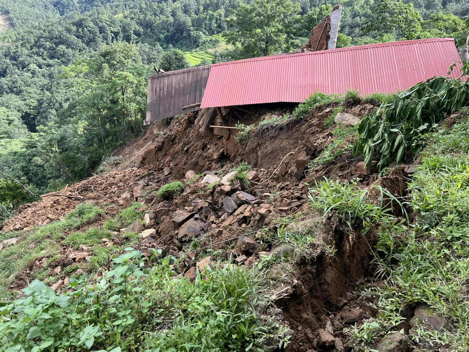 पहिरोले पर्वतको ठानामौलामा ६ घर भत्किए,१० घर जोखिममा