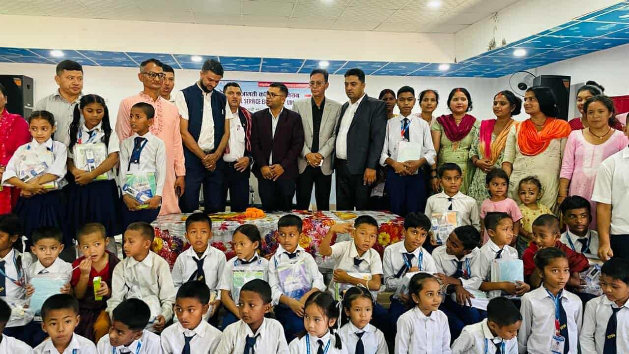 नेपाल निजामती कर्मचारी युनियनको २३ औँ स्थापना दिवसमा शैक्षिक सामग्री वितरण
