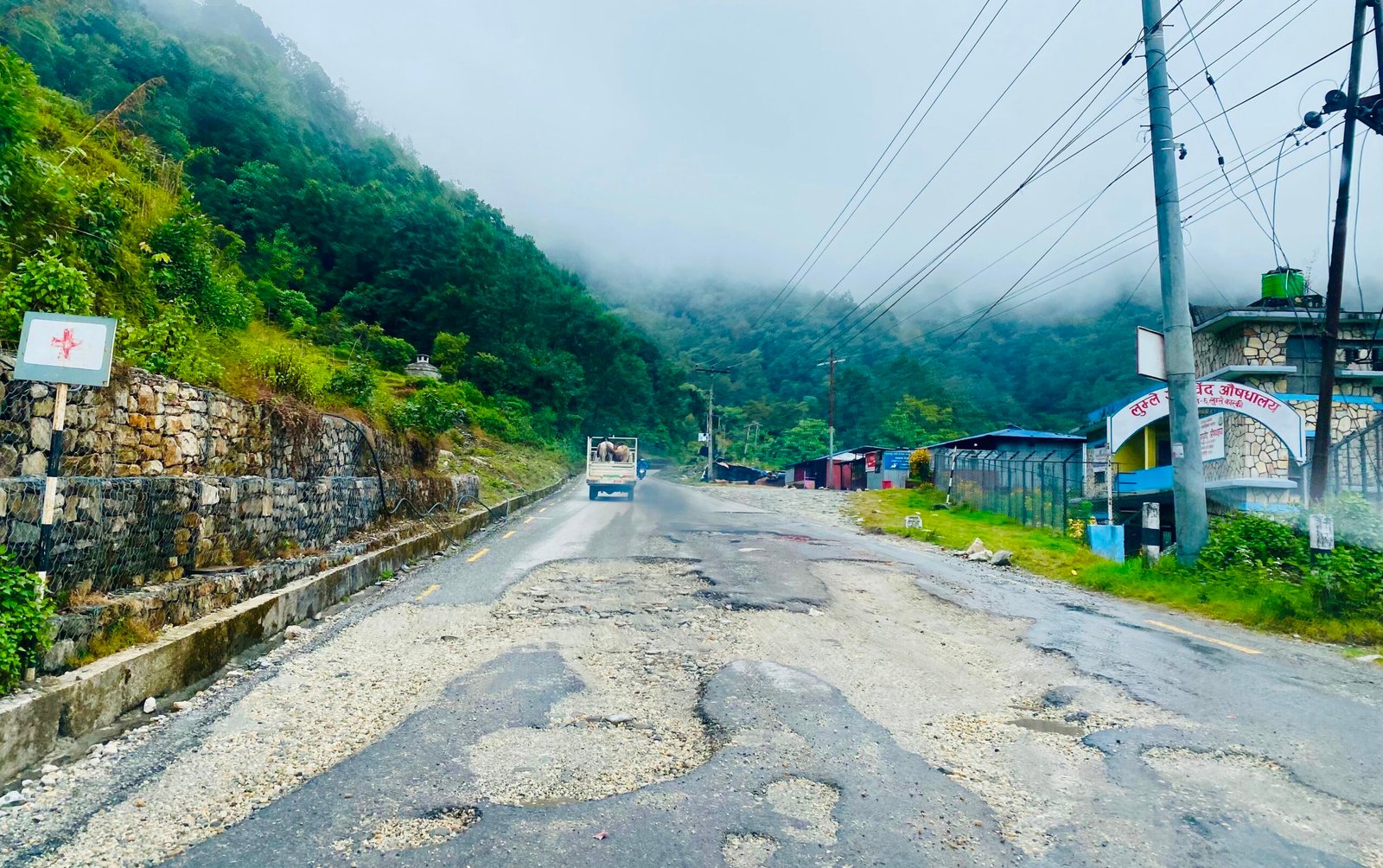 पोखरा–बागलुङ सडकमा खाल्डाखुल्डीका कारण यातायात सञ्चालनमा जोखिम