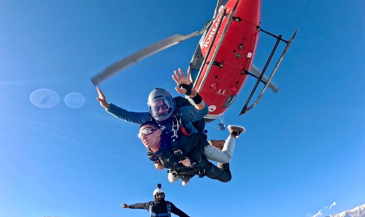स्काइडाइभिङका लागि पोखरा रोज्दै पर्यटक